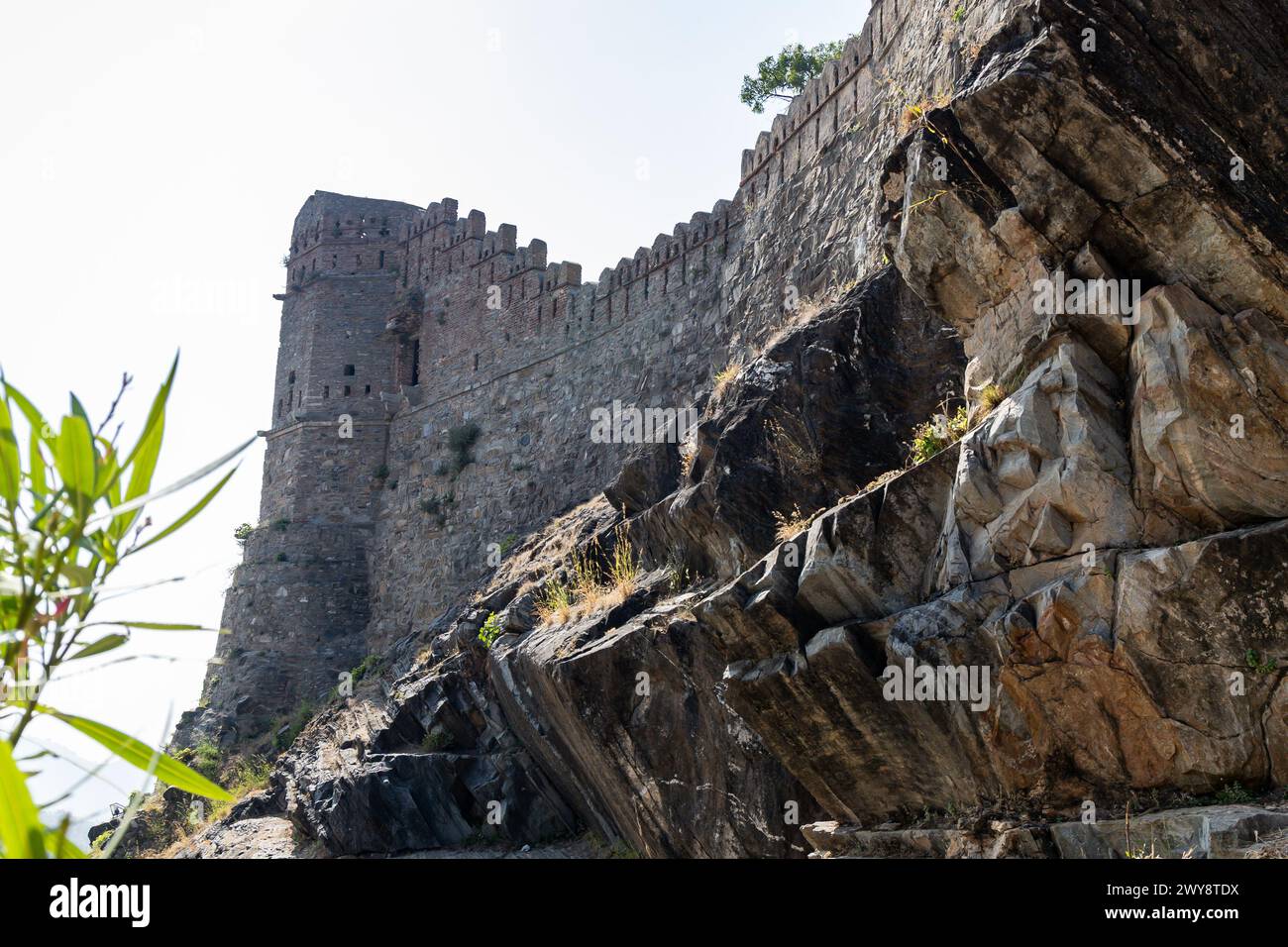 L'antica fortificazione isolata in pietra, l'architettura unica è scattata al mattino presso il forte di Kumbhal, kumbhalgarh, rajasthan, india. Foto Stock