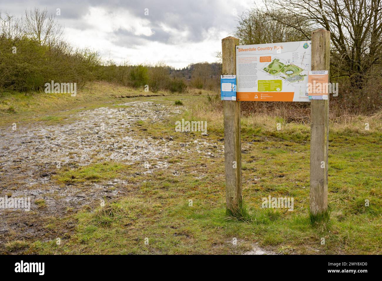 Newcastle-under-Lyme, Staffordshire-regno unito marzo, 28, 2024, silverdale segnale parco di campagna, terreno recuperato da miniera aperta ora un visitatore c Foto Stock