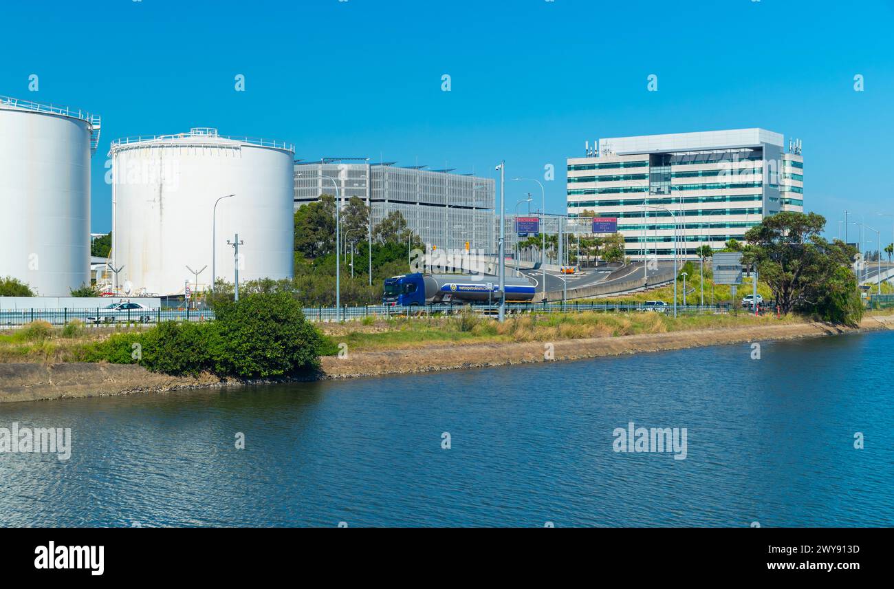 Guardando dal Billy's Bridge e dall'Alexandra Canal verso il Terminal Internazionale di Sydney (Kingsford Smith) Airport a Sydney, Australia. Foto Stock