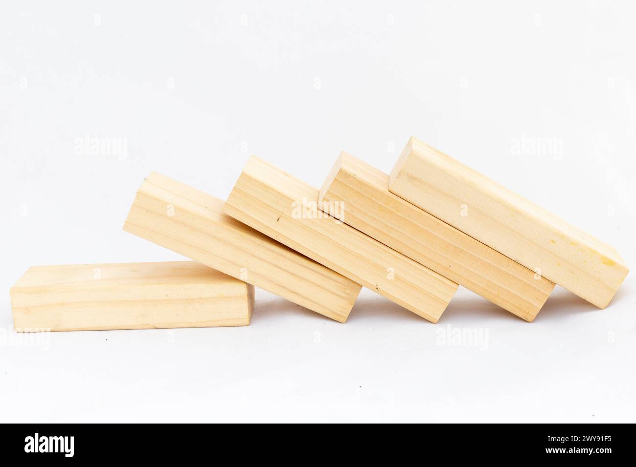 Blocchi di legno a domino isolati su sfondo bianco. Copia spazio per il testo. Foto Stock