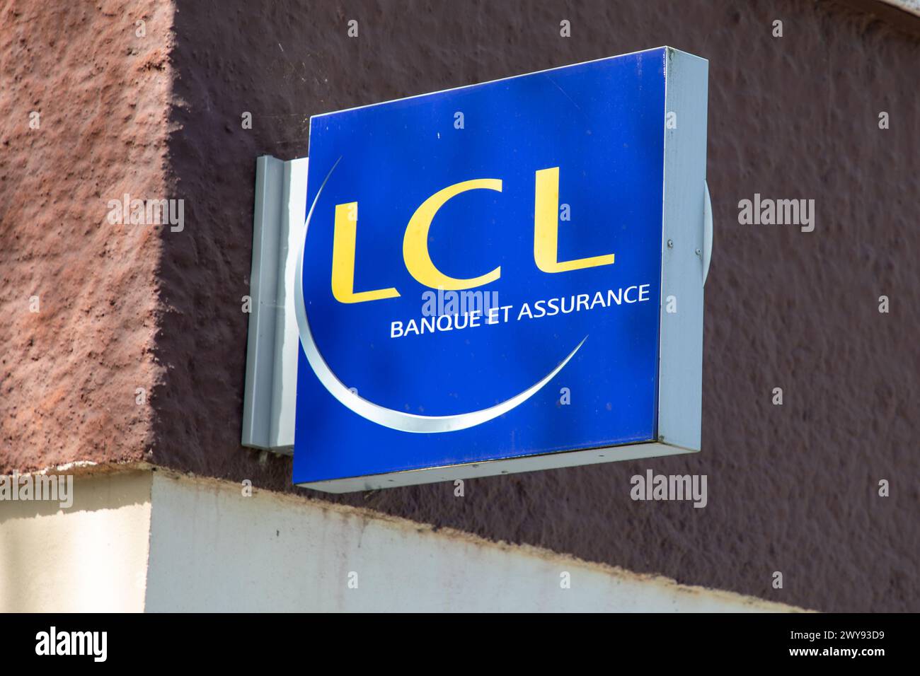 Bordeaux , Francia - 04 04 2024 : testo LCL e marchio logo segno le Credit Lyonnais banca francese cartellonistica ufficio Foto Stock