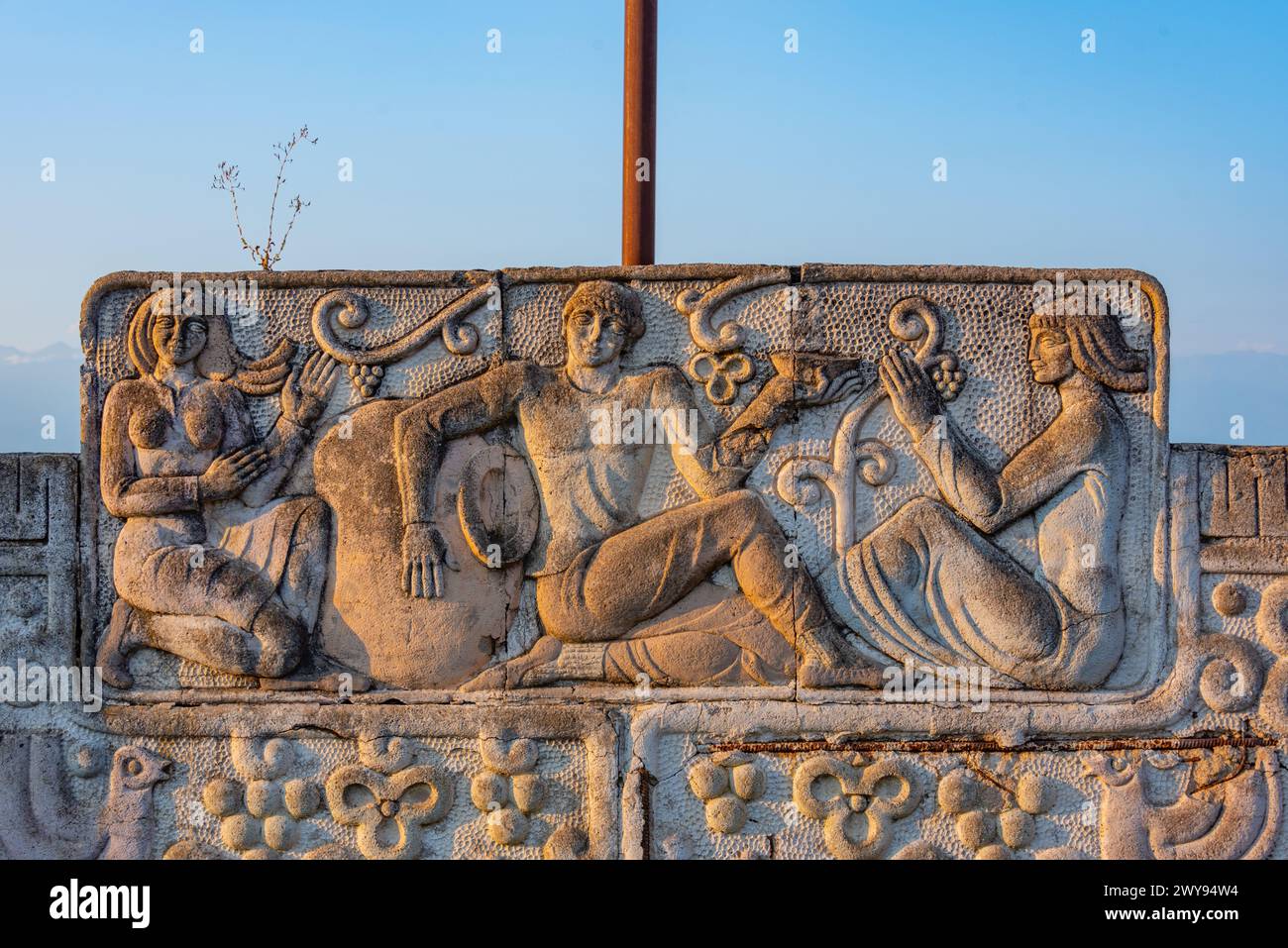 Sighnaghi, Georgia, 28 agosto 2023: Targa storica con persone che bevono vino a Sighnaghi, georgia Foto Stock