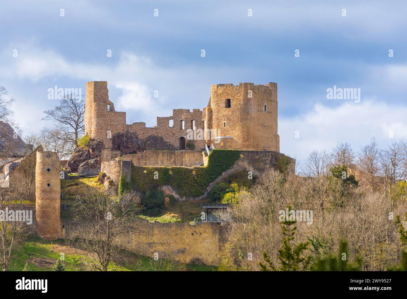 Le rovine del castello di Frauenstein e il castello sui monti ore, Frauenstein, Sassonia, Germania Foto Stock