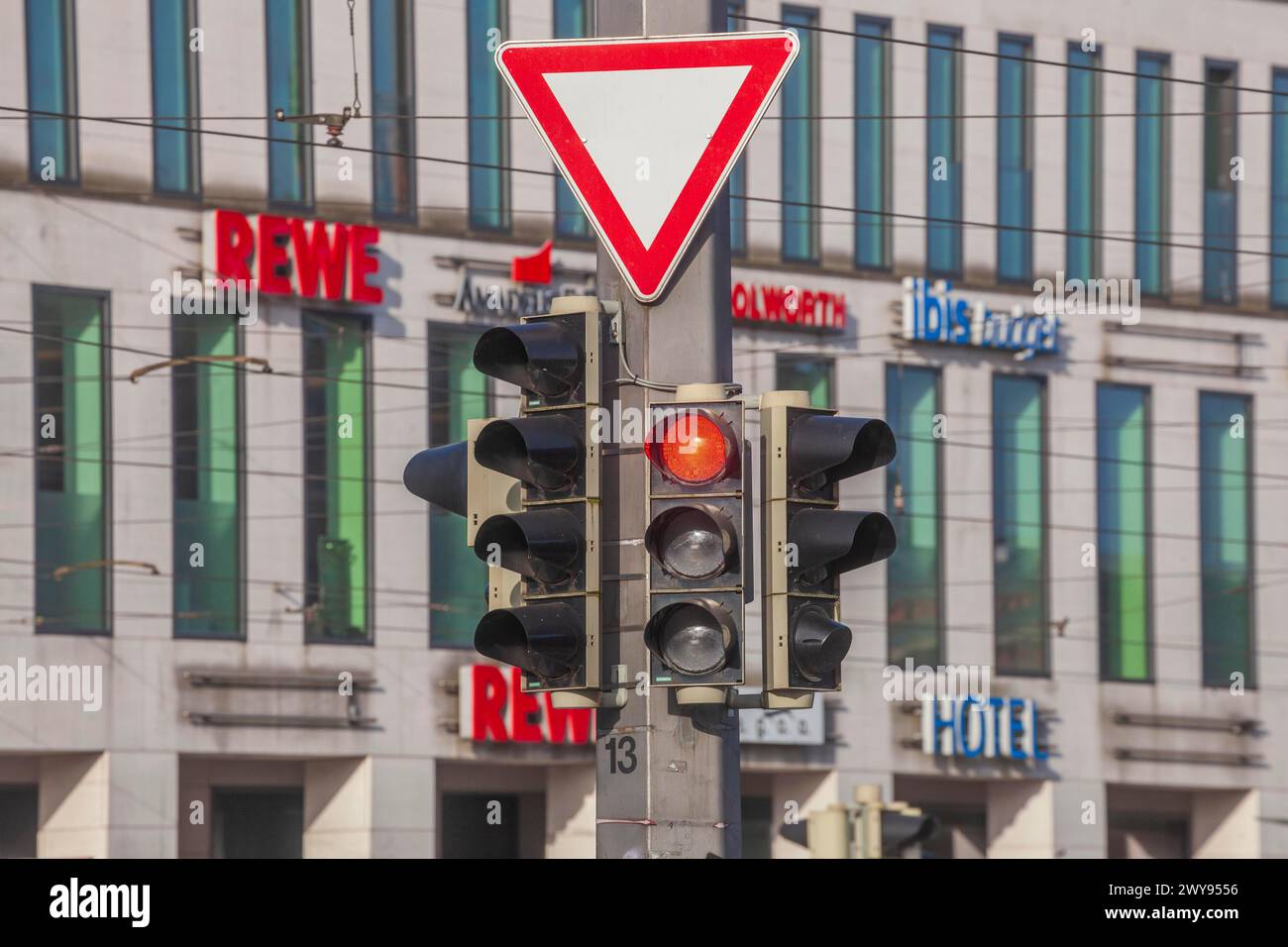 I semafori sono passati al rosso e i segnali stradali che danno il via, Germania Foto Stock