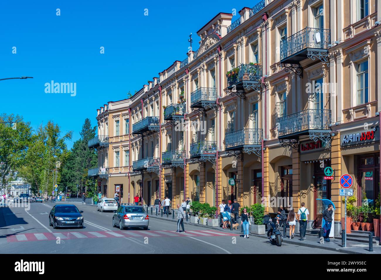 Tbilisi, Georgia, 10 settembre 2023: Balconi colorati di case storiche a Tbilisi, Georgia Foto Stock