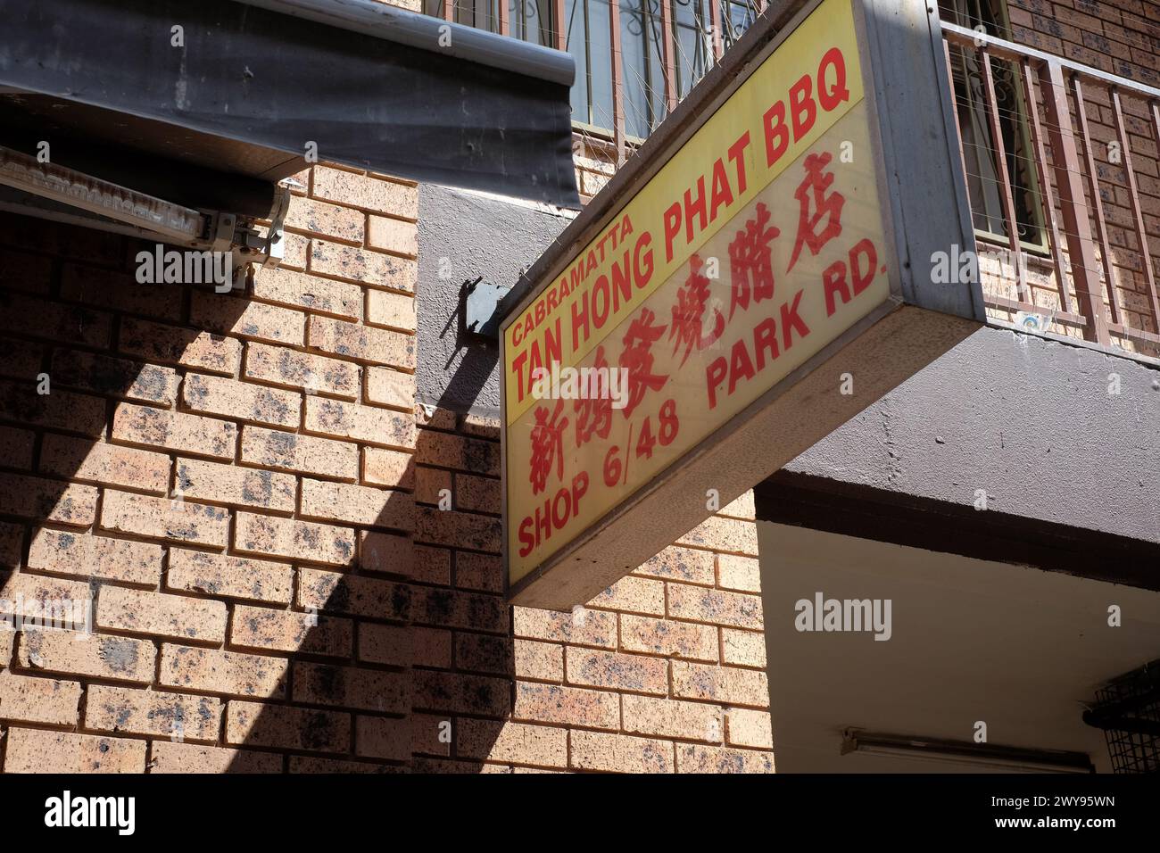 Insegna del negozio di barbecue Tan Hong Phat in cinese e inglese fissata ad una moderna parete in mattoni. Negozio di barbecue asiatico a Park Road Cabramatta, Western Sydney Foto Stock