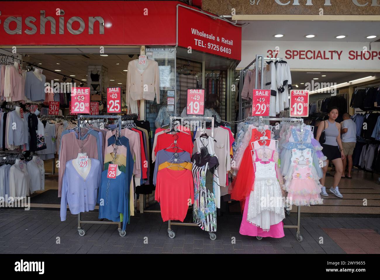Moda in mostra nella vetrina di un negozio di abbigliamento a Cabramatta, Western Sydney Foto Stock