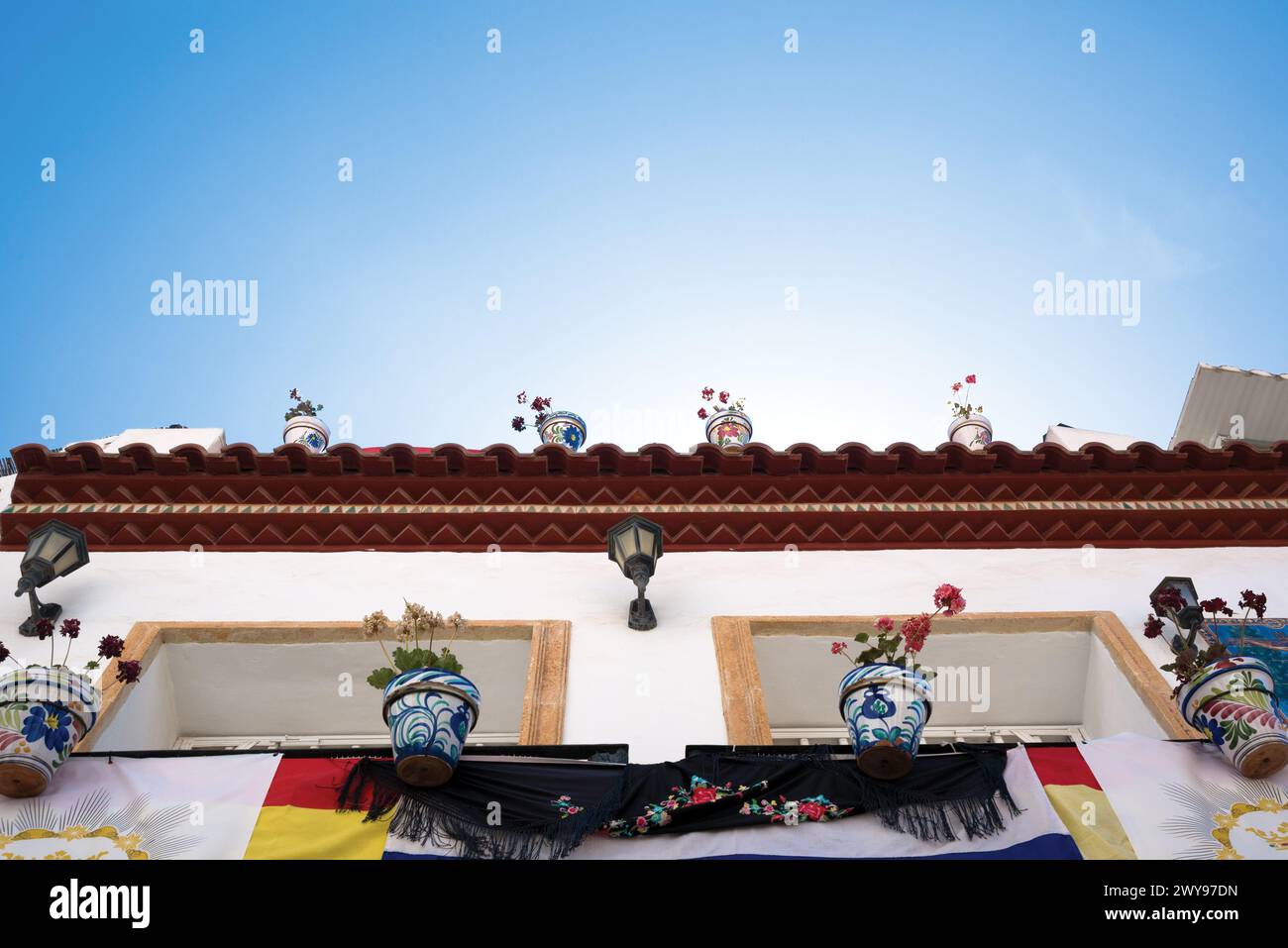 Frammento di casa spagnola decorato con fiori in pentole. Vista ad angolo basso Foto Stock