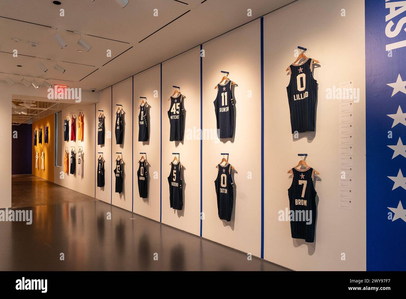 New York, Stati Uniti, 04/04/2024, indossate maglie della squadra est del 2024 NBA All-Star Game in mostra durante l'anteprima stampa per le aste di cimeli sportivi di Sotheby's a New York. Le aste si svolgeranno online e live di persona l'11 aprile 2024. Tra i punti salienti ricordiamo il baule indossato da Muhammad Ali della "Thrilla in Manila", la maglia indossata da Kobe Bryant delle finali NBA 2009, Michael Jordan Air Jordan 11s delle finali NBA 1996, nonché i cimeli dell'NBA All-Star 2024 e la collezione di sneakers indossate dai migliori giocatori dell'NBA. (Foto di Lev Radin/Pacific Press) Foto Stock