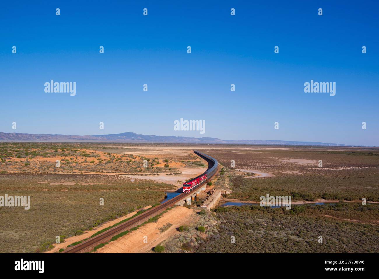 Aereo del lussuoso treno passeggeri Ghan che attraversa le zone umide vicino a Port Augusta nell'Australia meridionale Foto Stock