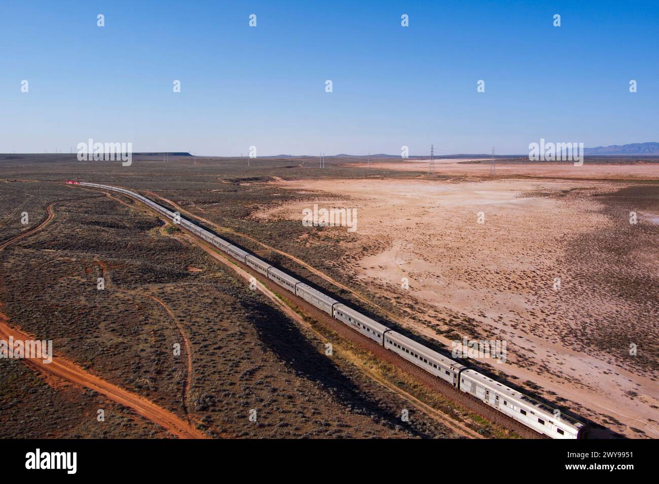 Aereo del lussuoso treno passeggeri Ghan che attraversa le terre aride vicino a Port Augusta nell'Australia meridionale Foto Stock