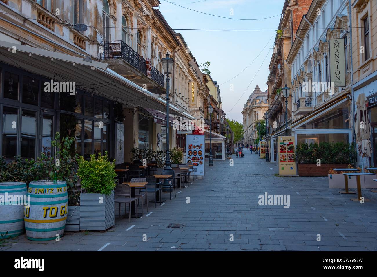 Bucarest, Romania, 21 agosto 2023: Alba nella città vecchia di Bucarest, Romania Foto Stock