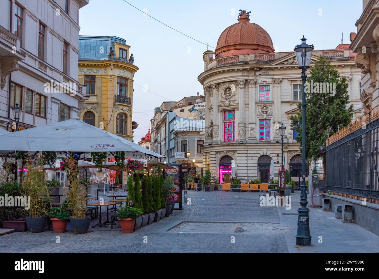 Bucarest, Romania, 21 agosto 2023: Alba nella città vecchia di Bucarest, Romania Foto Stock