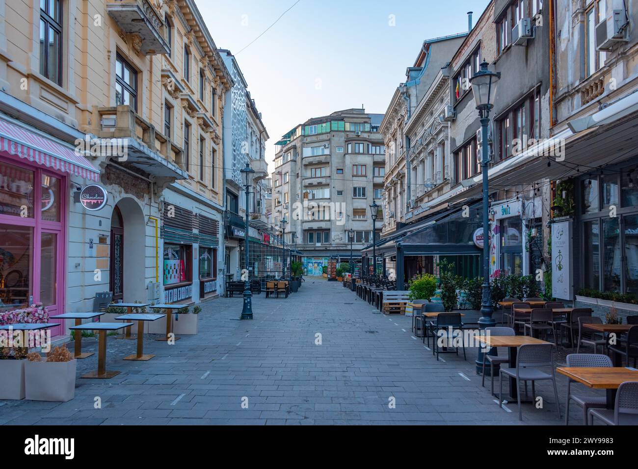 Bucarest, Romania, 21 agosto 2023: Alba nella città vecchia di Bucarest, Romania Foto Stock