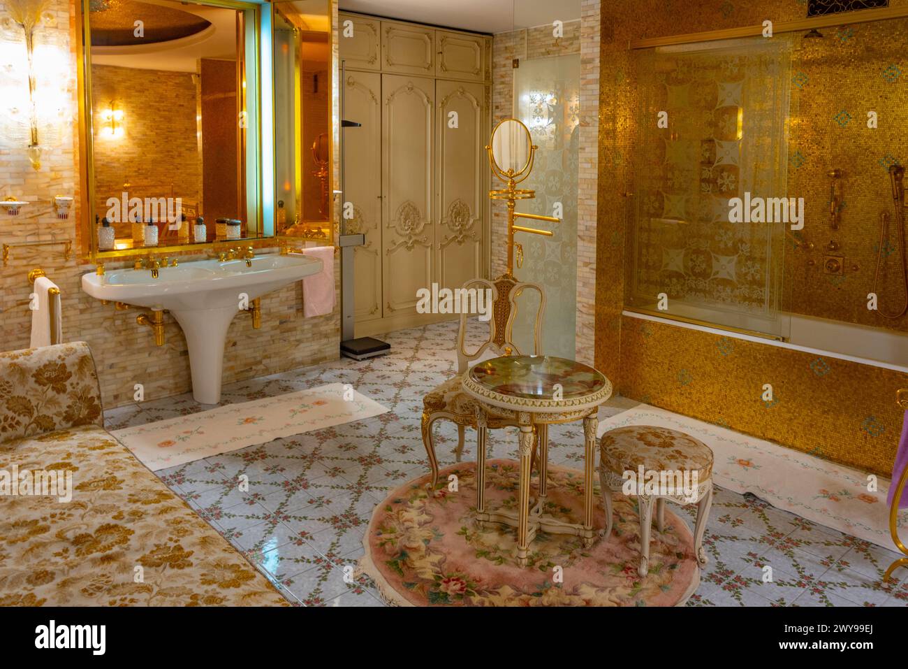 Bucarest, Romania, 22 agosto 2023: Bathoroom della Casa di Ceausescu a Bucarest, Romania Foto Stock