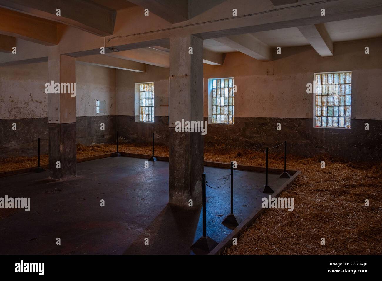 NIS, Serbia, 27 luglio 2023: Interno di un museo del campo di concentramento della Croce Rossa a Nis, Serbia Foto Stock