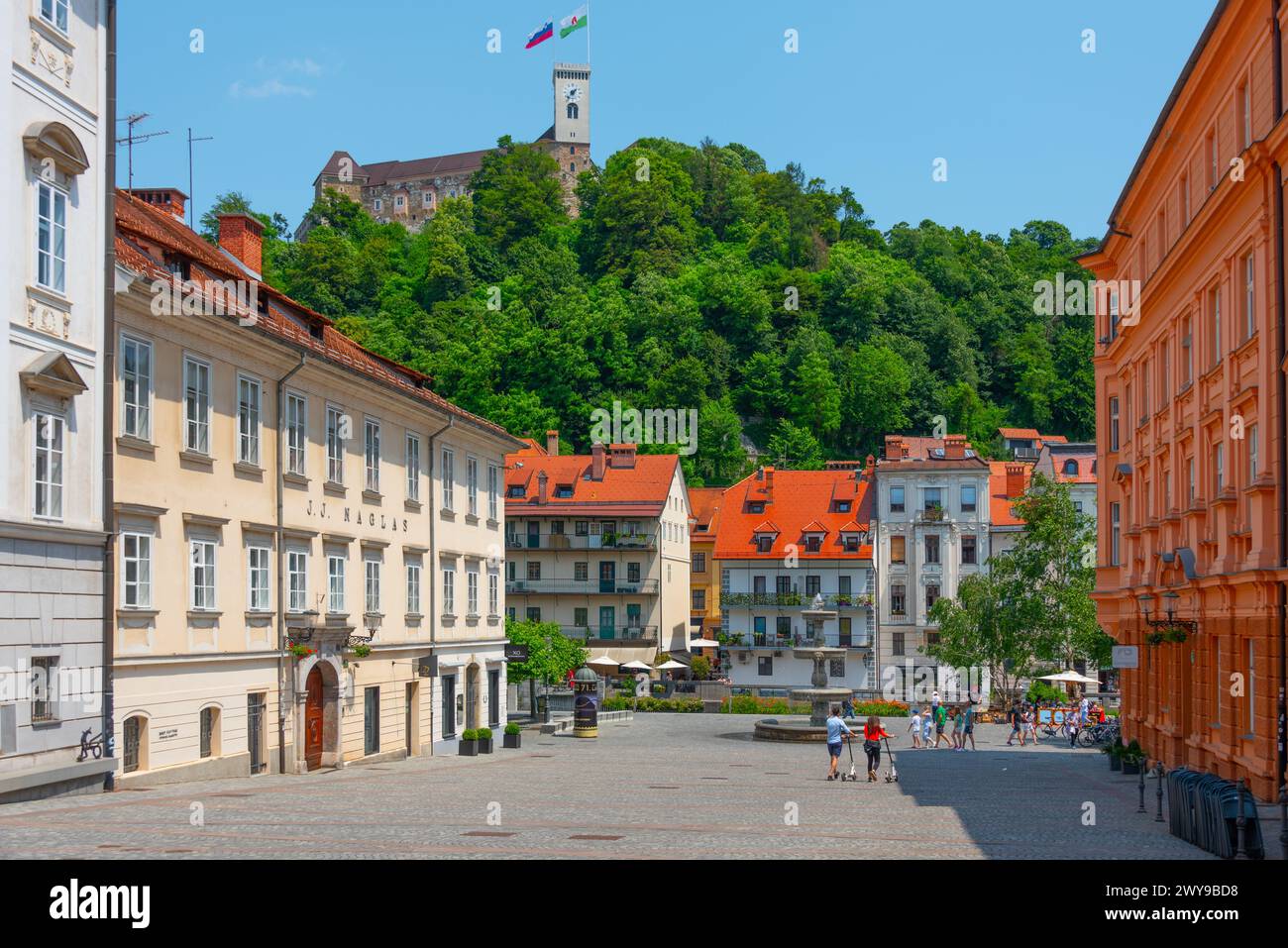 Lubiana, Slovenia, 18 giugno 2023: Castello di Lubiana visto dietro piazza Novi Trg, Slovenia Foto Stock