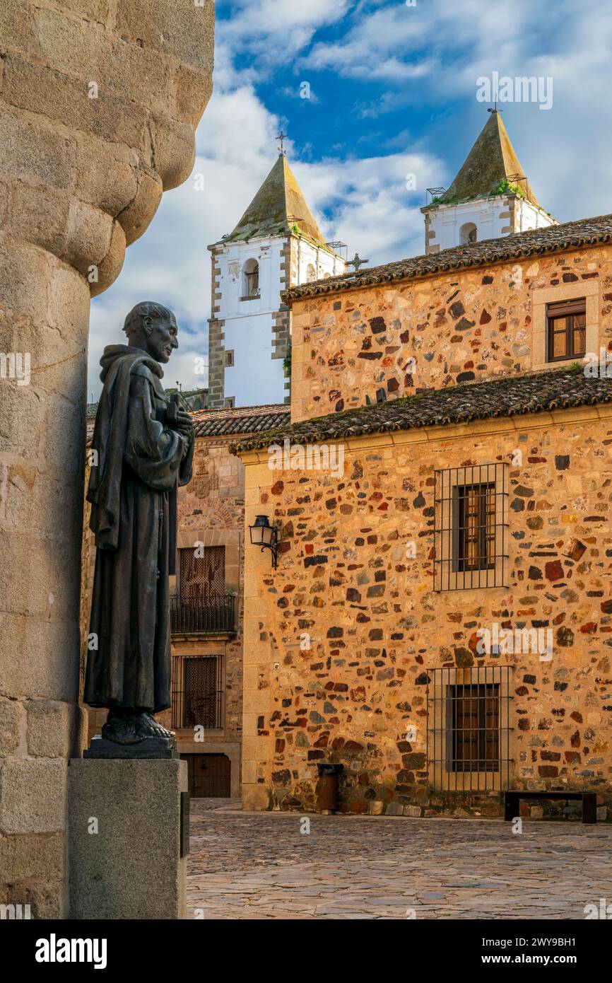 Statua di San Pedro de Alcántara fuori dalla cattedrale, Caceres, Estremadura, Spagna Foto Stock
