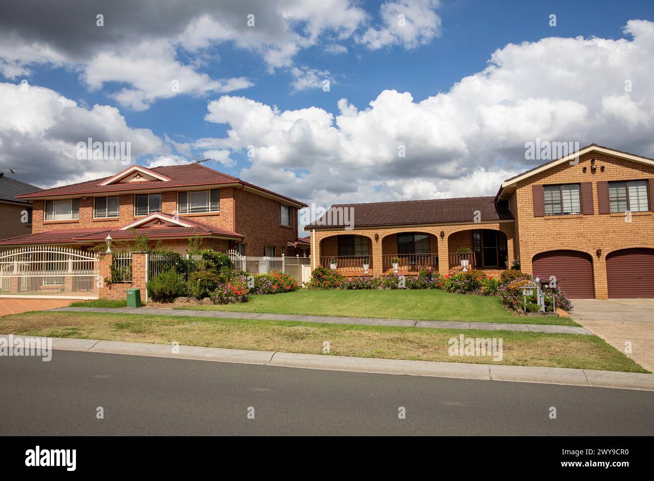 Casa indipendente in mattoni australiani nel sobborgo di Castle Hill a Sydney, tradizionale casa costruita in mattoni con archi in vecchio stile, NSW, Australia Foto Stock