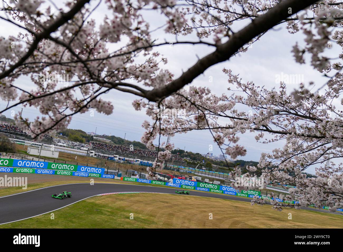 Suzuka, Giappone. 5 aprile 2024. Kick Sauber's dirver Zhou Guanyu (davanti) della Cina e Valtteri Bottas della Finlandia guidano le loro vetture durante la sessione di prove del Gran Premio di Formula 1 del Giappone a Suzuka, Giappone, 5 aprile 2024. Crediti: Zhang Xiaoyu/Xinhua/Alamy Live News Foto Stock