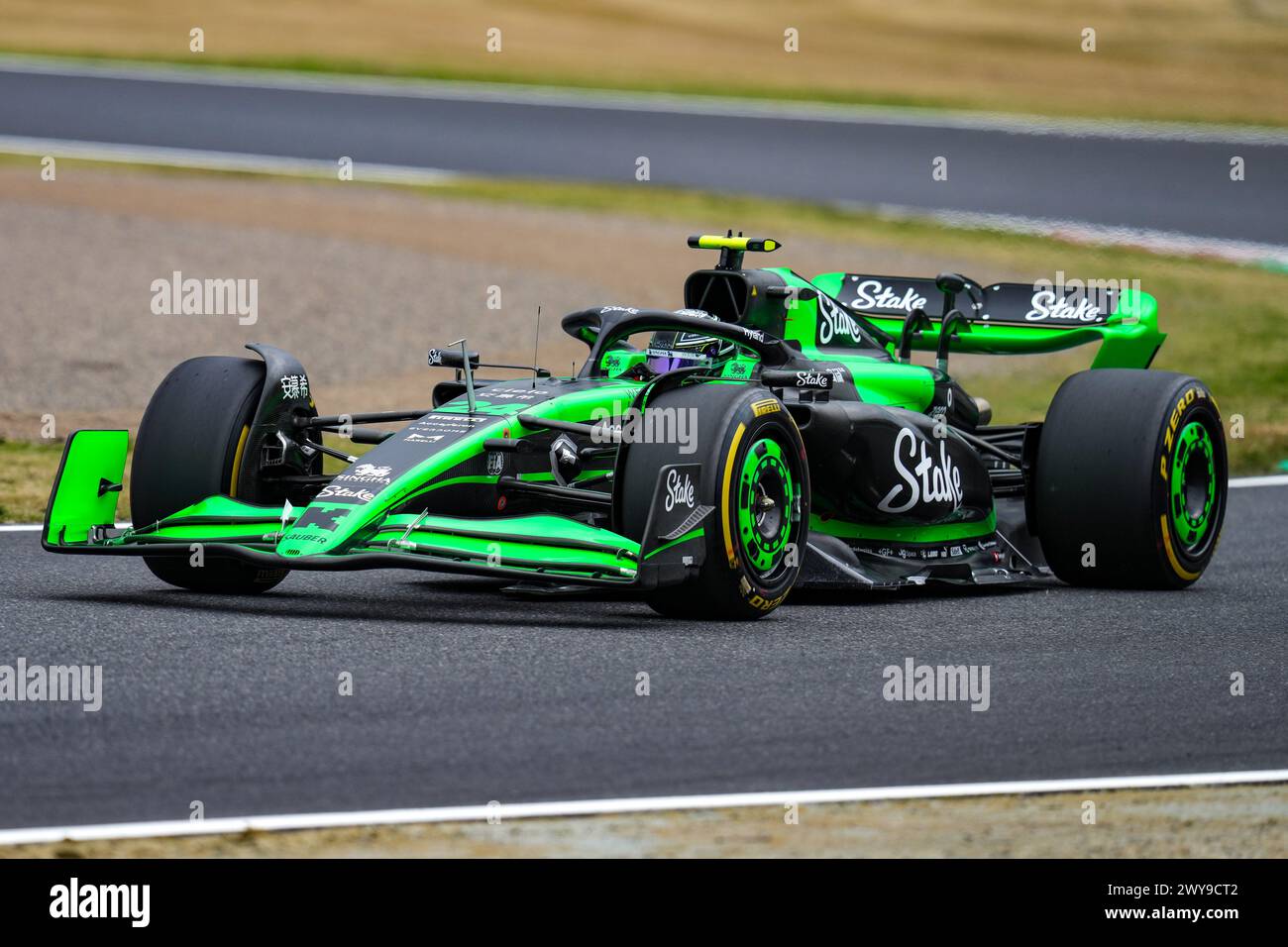 Suzuka, Giappone. 5 aprile 2024. Il pilota cinese di Kick Sauber Zhou Guanyu guida la sua vettura durante la sessione di prove del Gran Premio del Giappone di Formula 1 a Suzuka, in Giappone, il 5 aprile 2024. Crediti: Zhang Xiaoyu/Xinhua/Alamy Live News Foto Stock