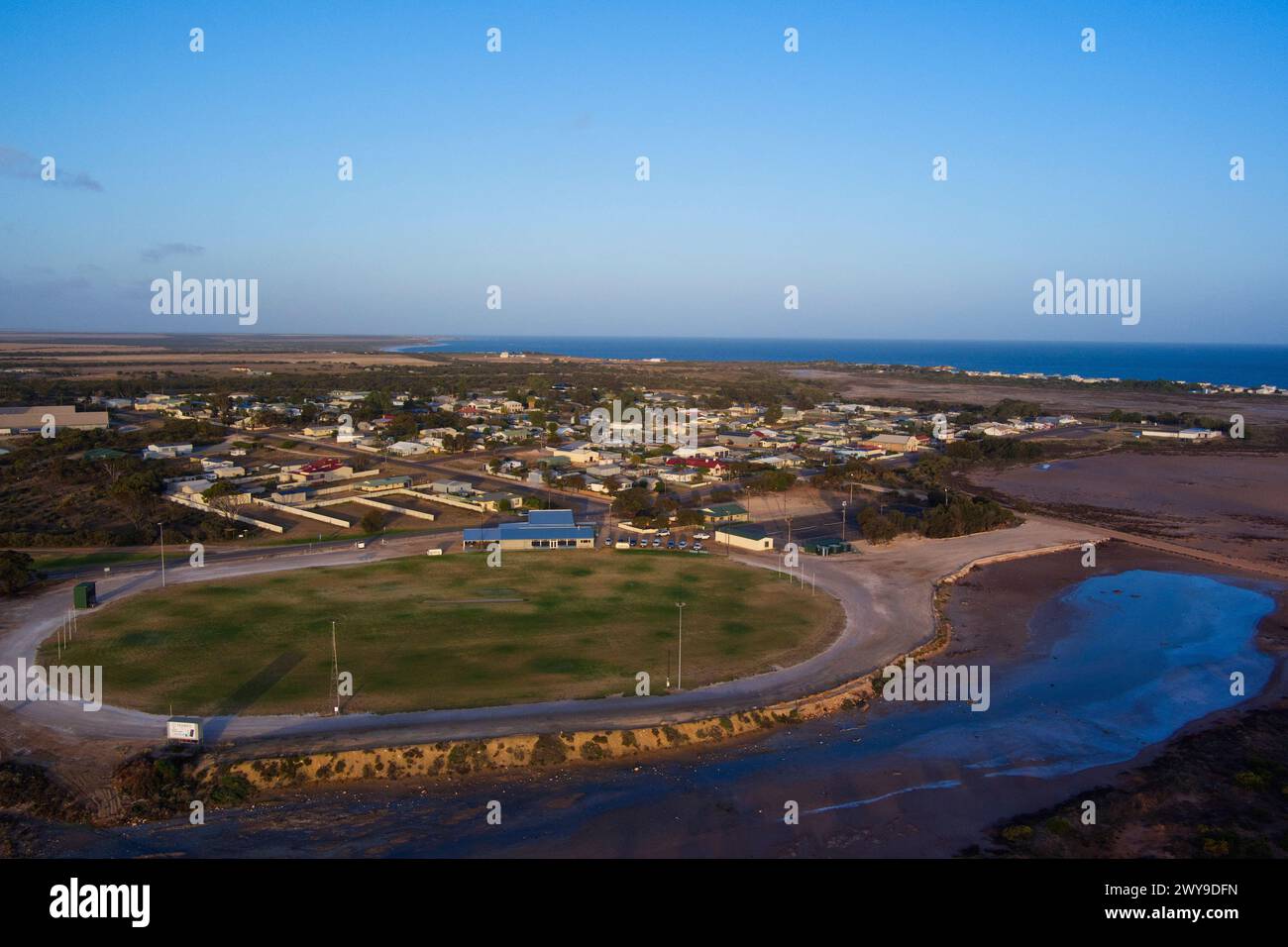 Aerea di sport ovali e il piccolo villaggio costiero di Arno Bay, Australia meridionale Foto Stock