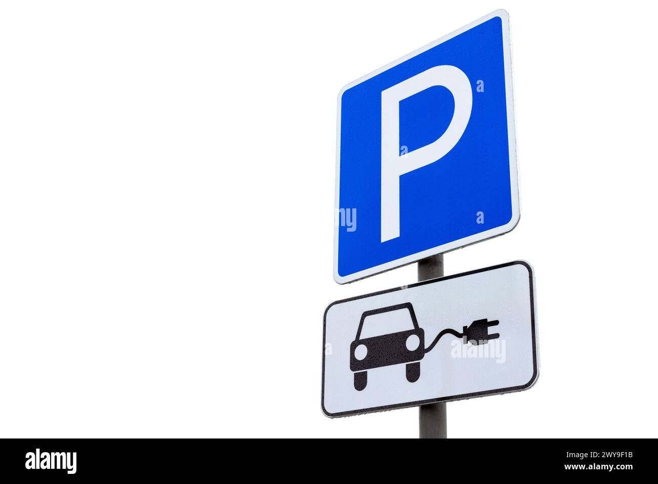 Parcheggio con stazione di ricarica per auto elettriche, segnaletica stradale blu bianca isolata su sfondo bianco Foto Stock