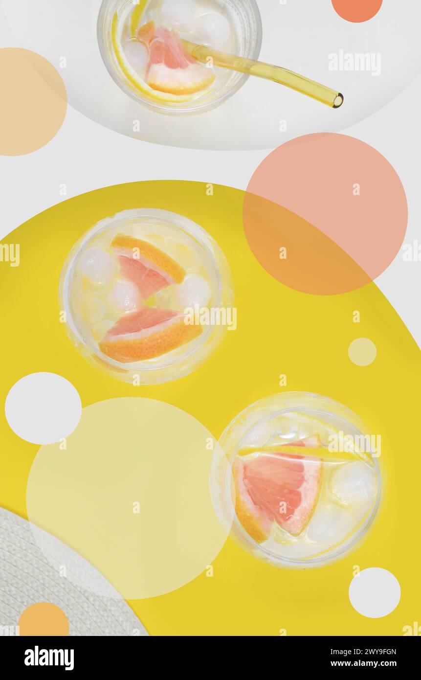 Collage in stile anni '70, bevande con frutta e cubetti di ghiaccio su sfondo giallo. Foto mescolate con grafica. Foto Stock