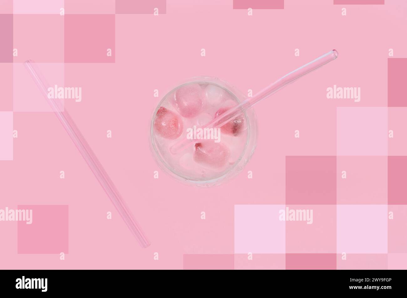 Grazioso collage rosa, bevanda rosa su sfondo rosa con decorazioni quadrate rosa. Foto Stock