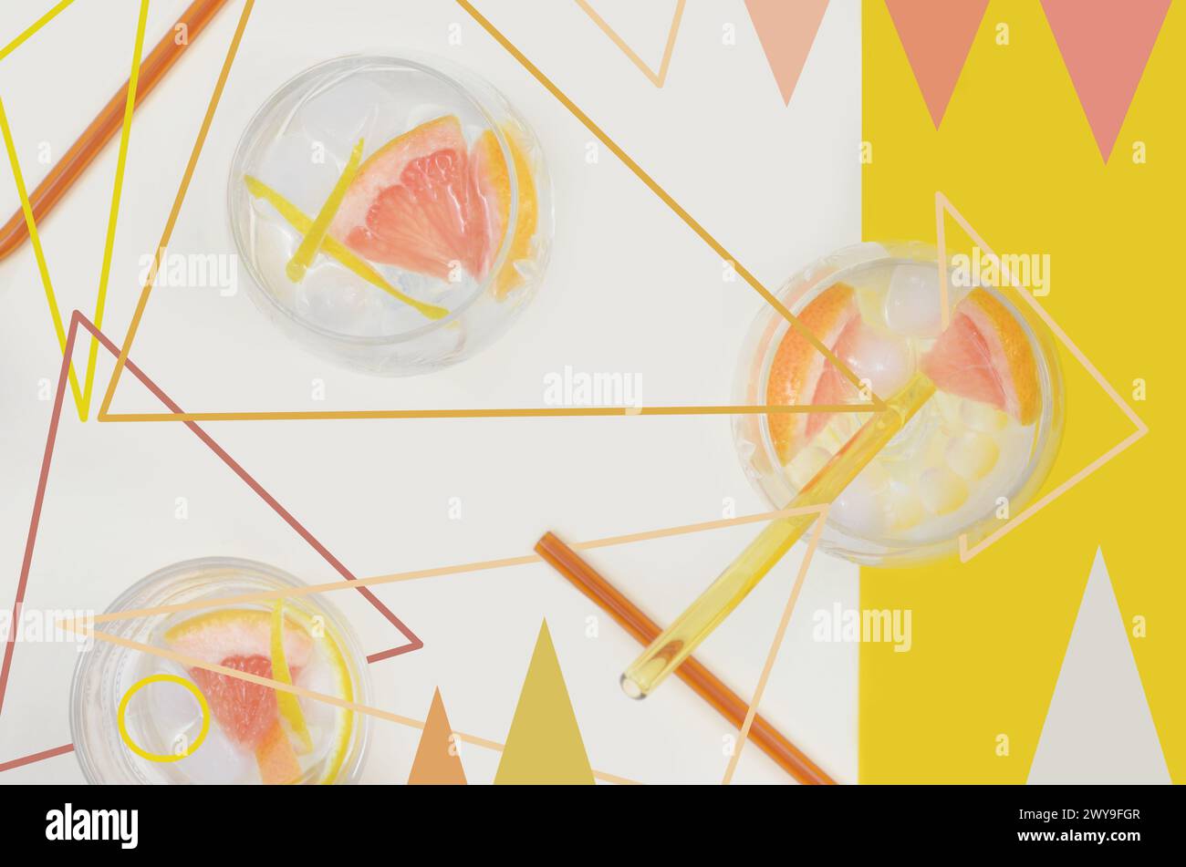 Astrazione con forme a triangolo, foto con grafica: Drink estivi con pompelmo e limone, vista dall'alto. Foto Stock