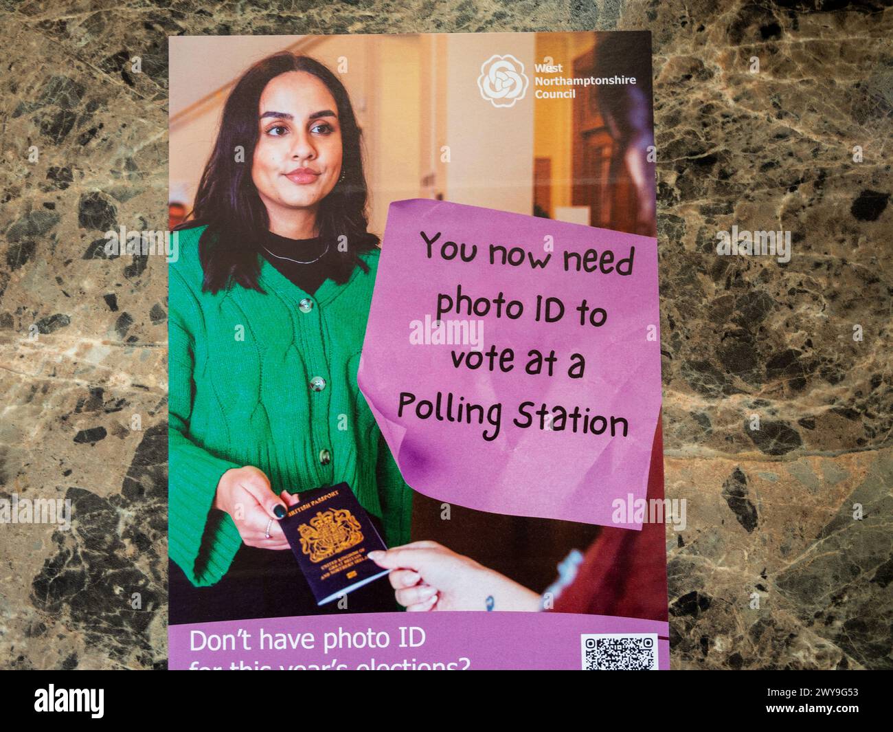 Volantino prodotto dal West Northamptonshire Council che indica che è necessario un documento d'identità con foto per votare in una stazione elettorale Foto Stock