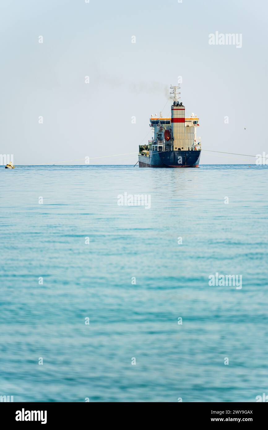 Petroliera chimica ancorata nel Mar Mediterraneo in una giornata nuvolosa Foto Stock