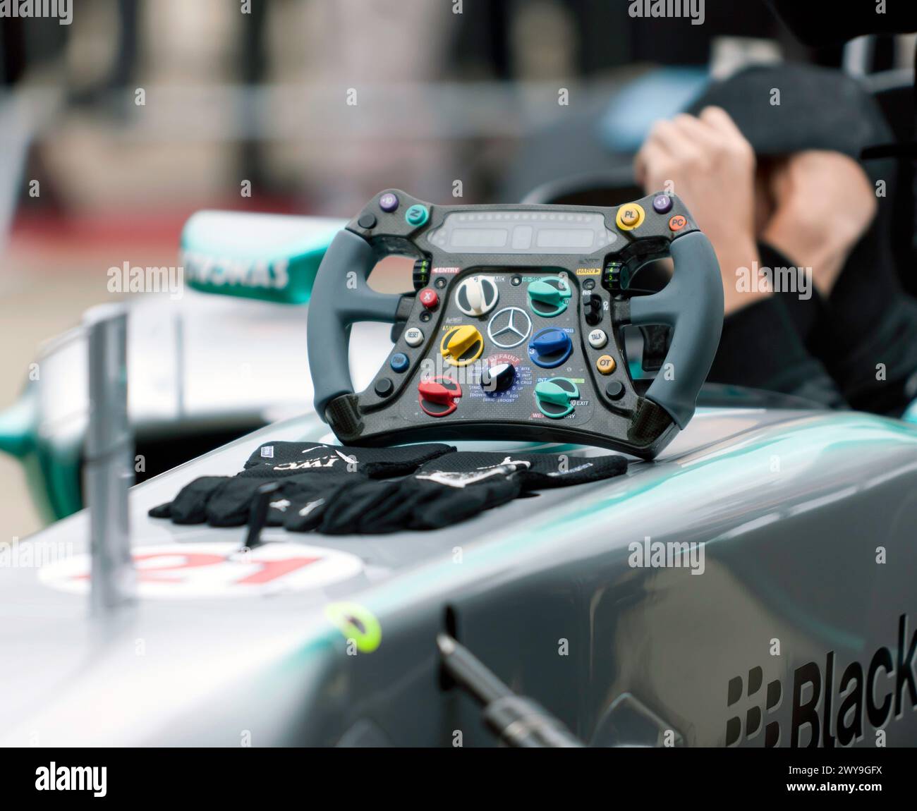 Esteban Gutierrez si prepara a guidare la Mercedes F1 W04 di Lewis Hamilton, per il 75° anniversario della dimostrazione del Post '66, Gran Premio a Silverstone Foto Stock