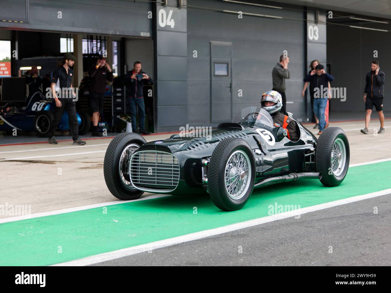 Una versione continuativa della leggendaria BRM V16 Formula 1 pre-bellica, presentata al Silverstone Festival del 2023. Foto Stock