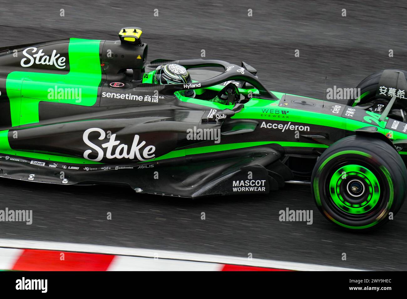 Suzuka, Giappone. 5 aprile 2024. Zhou Guanyu di Kick Sauber, cinese, guida la sua vettura durante la sessione di prove del Gran Premio di Formula 1 giapponese a Suzuka, Giappone, 5 aprile 2024. Crediti: Zhang Xiaoyu/Xinhua/Alamy Live News Foto Stock