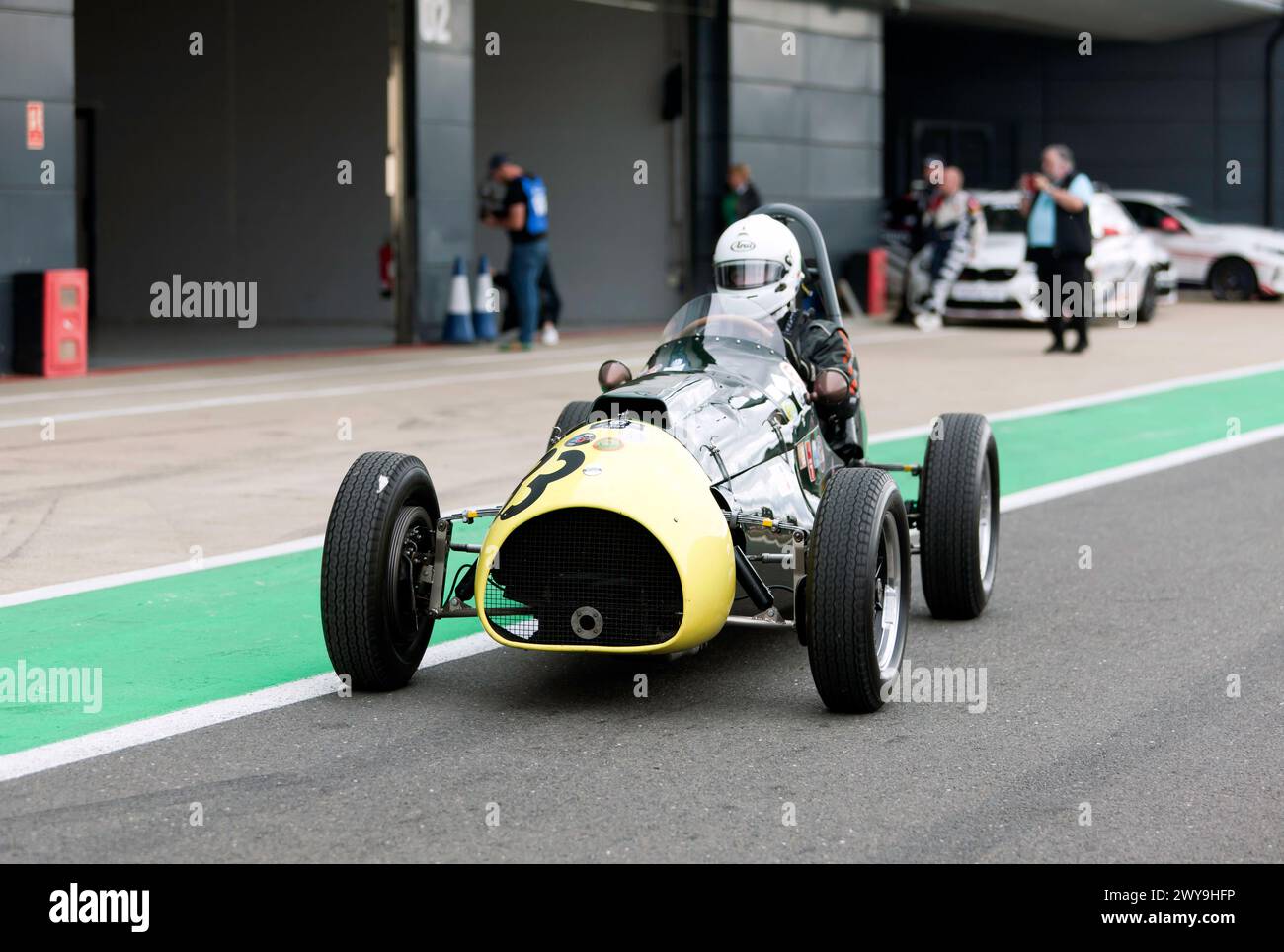 Chris Philips Green and Yellow, 1952 Cooper Bristol Mk2, partecipa alla dimostrazione del 75° anniversario delle vetture di Formula 1 post '66 Foto Stock