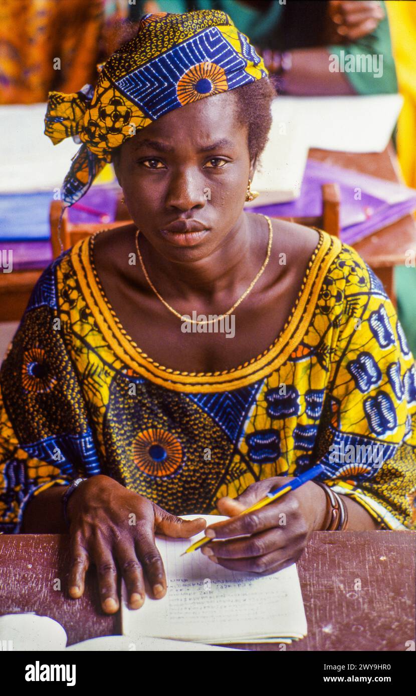 Senegal, Djogo, donna in classe durante una lezione di un progetto di educazione per adulti per eliminare l'analfabetismo. Foto Stock