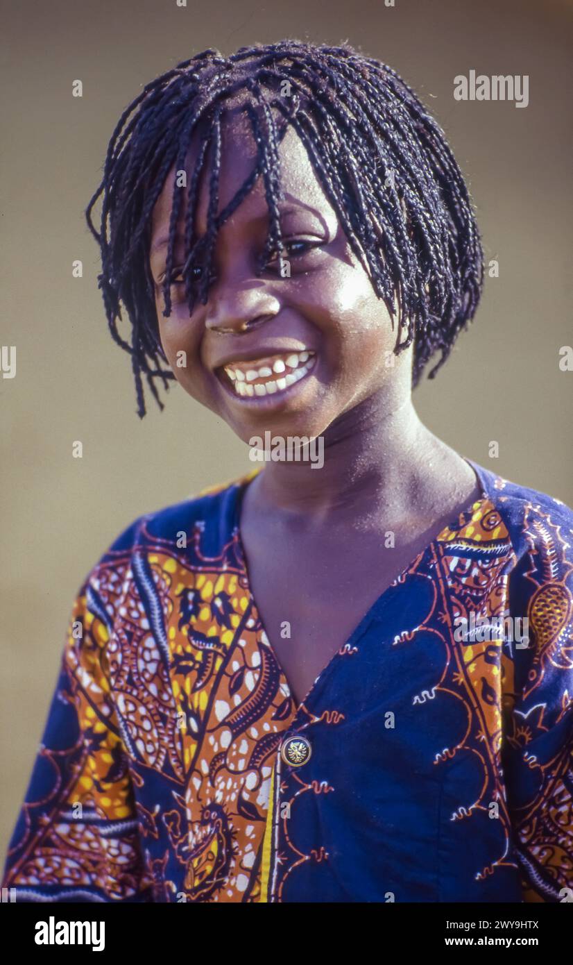 Senegal, Dakar, ragazzo sorridente con i capelli intrecciati. Foto Stock