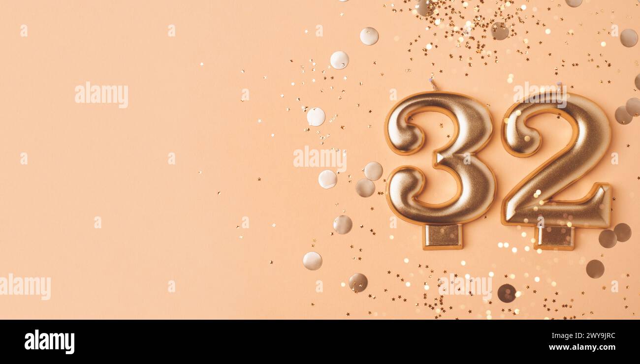 32 anni di festa. Banner di saluto. Foto Stock