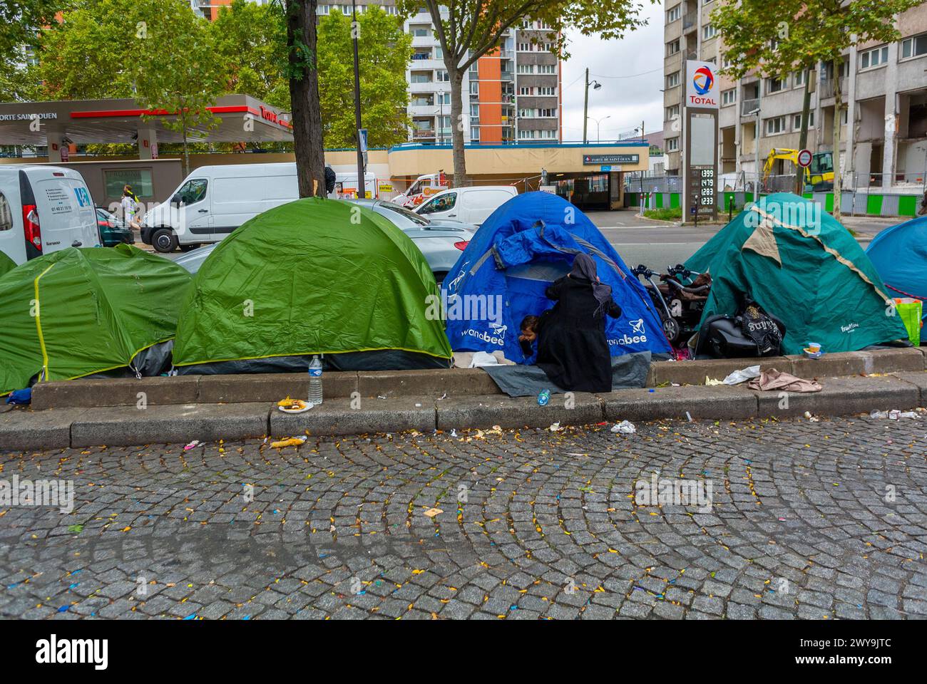 Parigi, Francia, volontari francesi che distribuiscono cibo ai rifugiati siriani che vivono in tende su strada Foto Stock