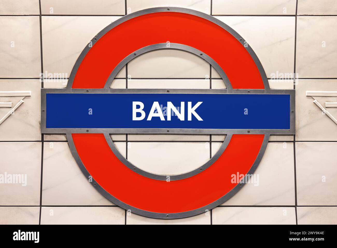 Londra, Regno Unito - 20 maggio 2023: Insegna a forma di tonda della metropolitana di Londra nella stazione di Bank Station. La metropolitana di Londra è la più antica ferrovia sotterranea della Wo Foto Stock