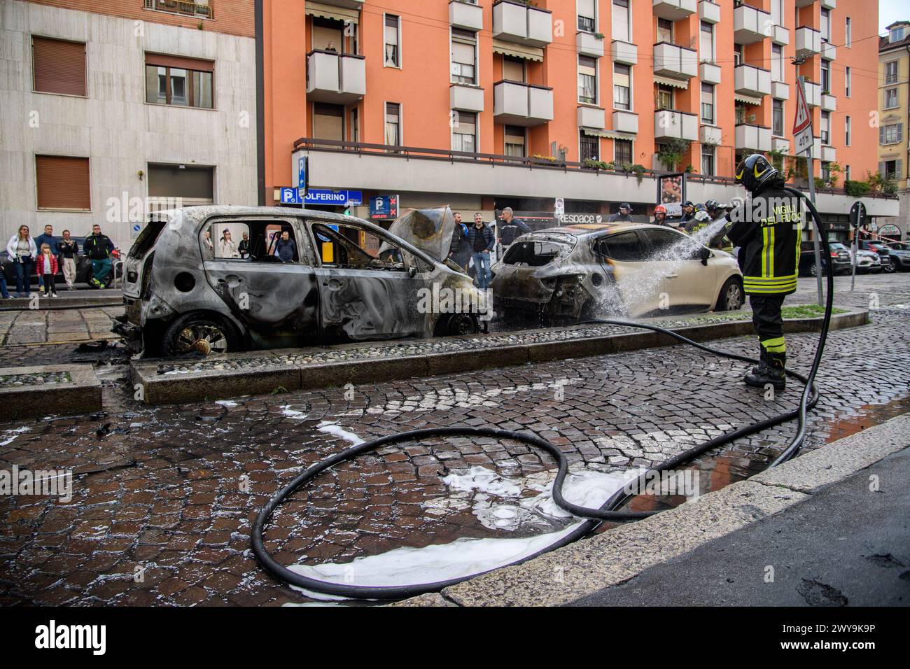 Milano, Italia. 5 aprile 2024. Auto in fiamme in via San Marco, vigili del fuoco al lavoro per domare l'incendio - Venerd&#xec; 05 aprile 2024 (foto Claudio Furlan/Lapresse) crediti: LaPresse/Alamy Live News Foto Stock