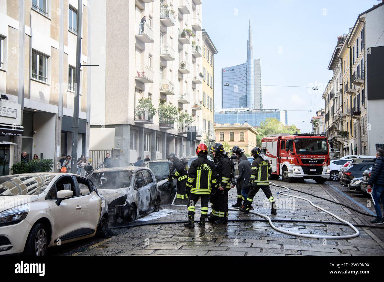 Milano, Italia. 5 aprile 2024. Auto in fiamme in via San Marco, vigili del fuoco al lavoro per domare l'incendio - Venerd&#xec; 05 aprile 2024 (foto Claudio Furlan/Lapresse) crediti: LaPresse/Alamy Live News Foto Stock