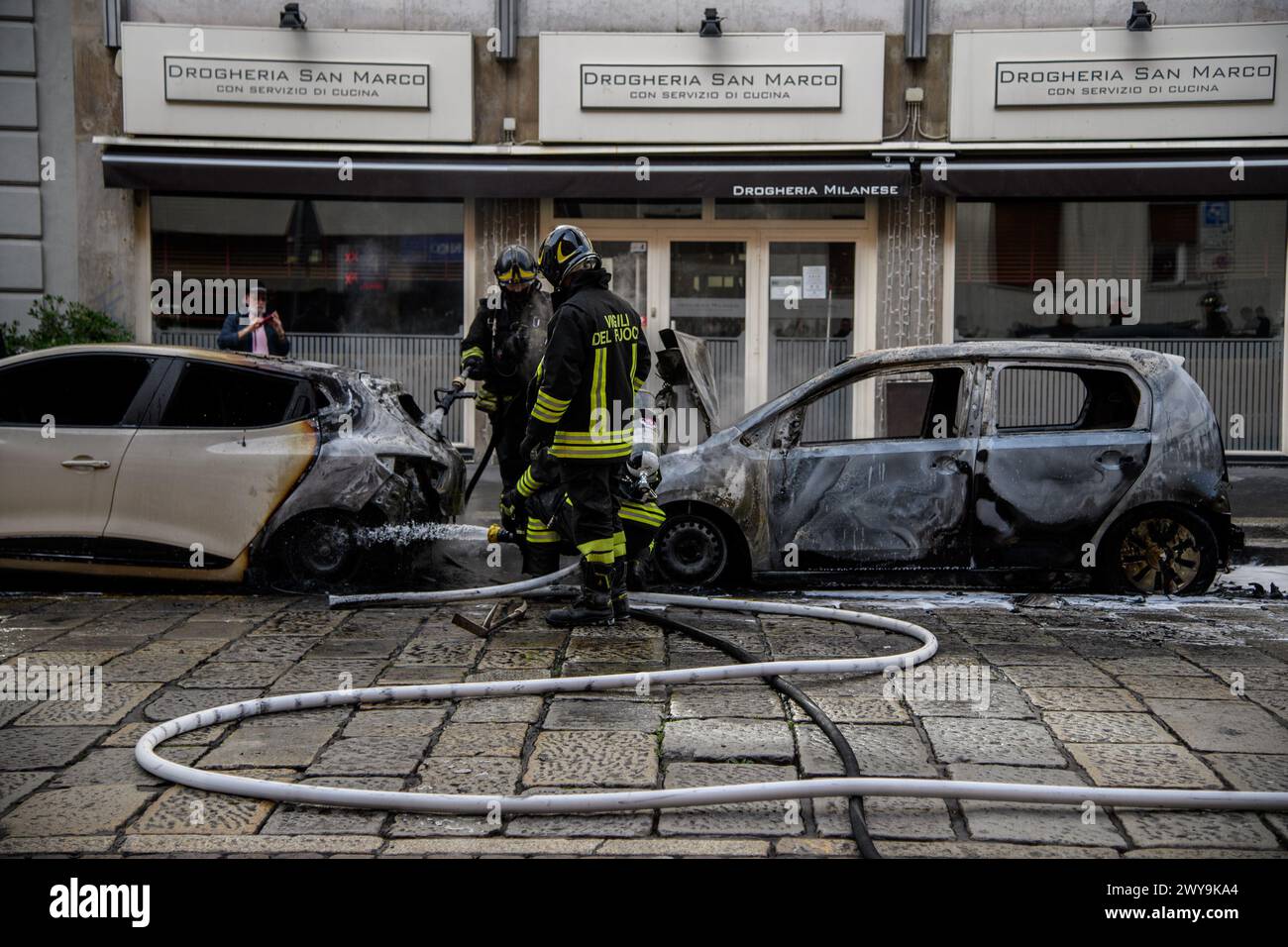 Milano, Italia. 5 aprile 2024. Auto in fiamme in via San Marco, vigili del fuoco al lavoro per domare l'incendio - Venerd&#xec; 05 aprile 2024 (foto Claudio Furlan/Lapresse) crediti: LaPresse/Alamy Live News Foto Stock