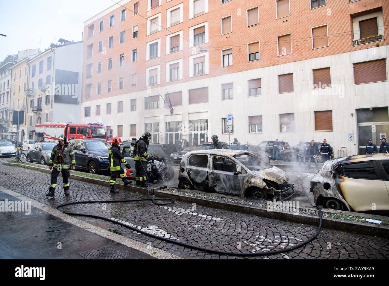 Milano, Italia. 5 aprile 2024. Auto in fiamme in via San Marco, vigili del fuoco al lavoro per domare l'incendio - Venerd&#xec; 05 aprile 2024 (foto Claudio Furlan/Lapresse) crediti: LaPresse/Alamy Live News Foto Stock
