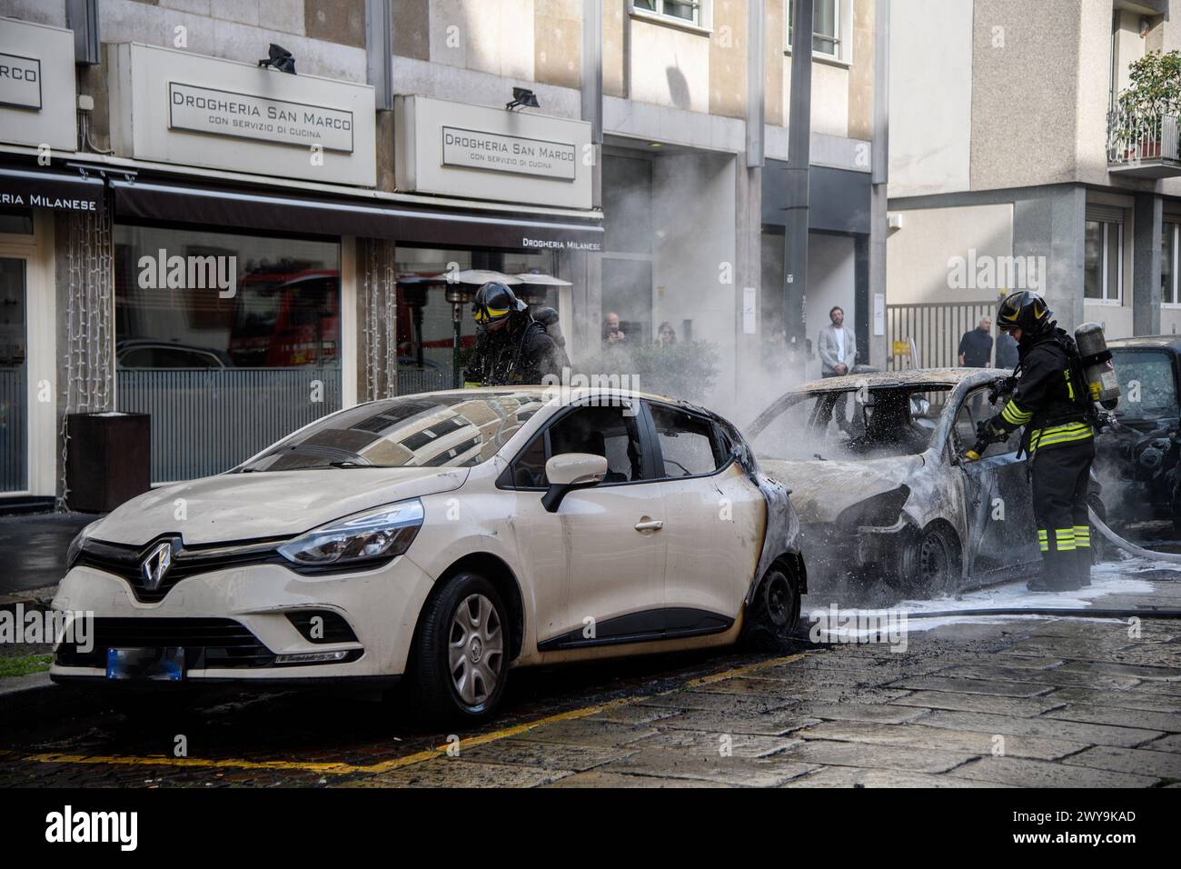 Milano, Italia. 5 aprile 2024. Auto in fiamme in via San Marco, vigili del fuoco al lavoro per domare l'incendio - Venerd&#xec; 05 aprile 2024 (foto Claudio Furlan/Lapresse) crediti: LaPresse/Alamy Live News Foto Stock