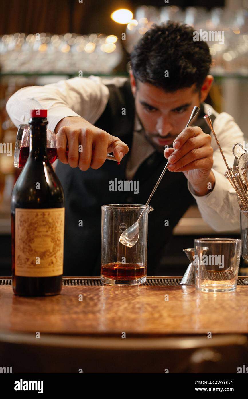 Il barista misura con attenzione la quantità giusta per un drink Foto Stock