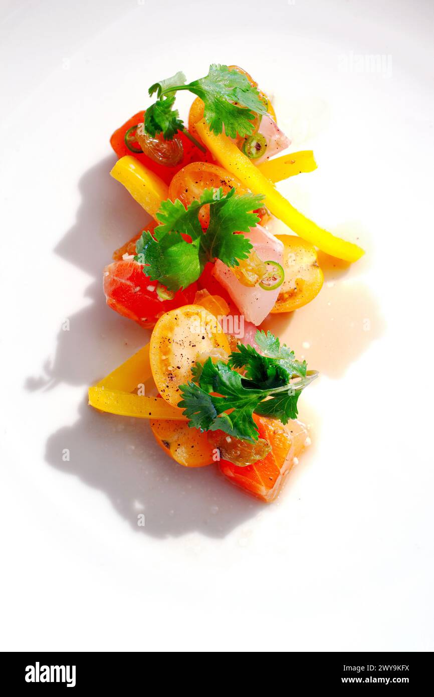 Primo piano dell'insalata su un piatto bianco Foto Stock