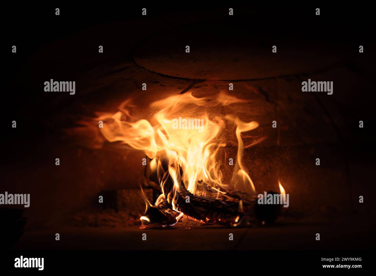 Fiamme che raggiungono la parte superiore all'interno di un forno a mattoni Foto Stock