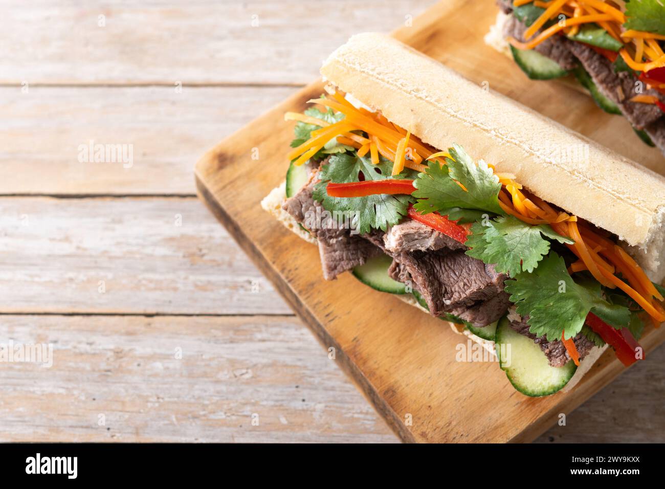 Panino vietnamita banh mi su un tavolo di legno Foto Stock